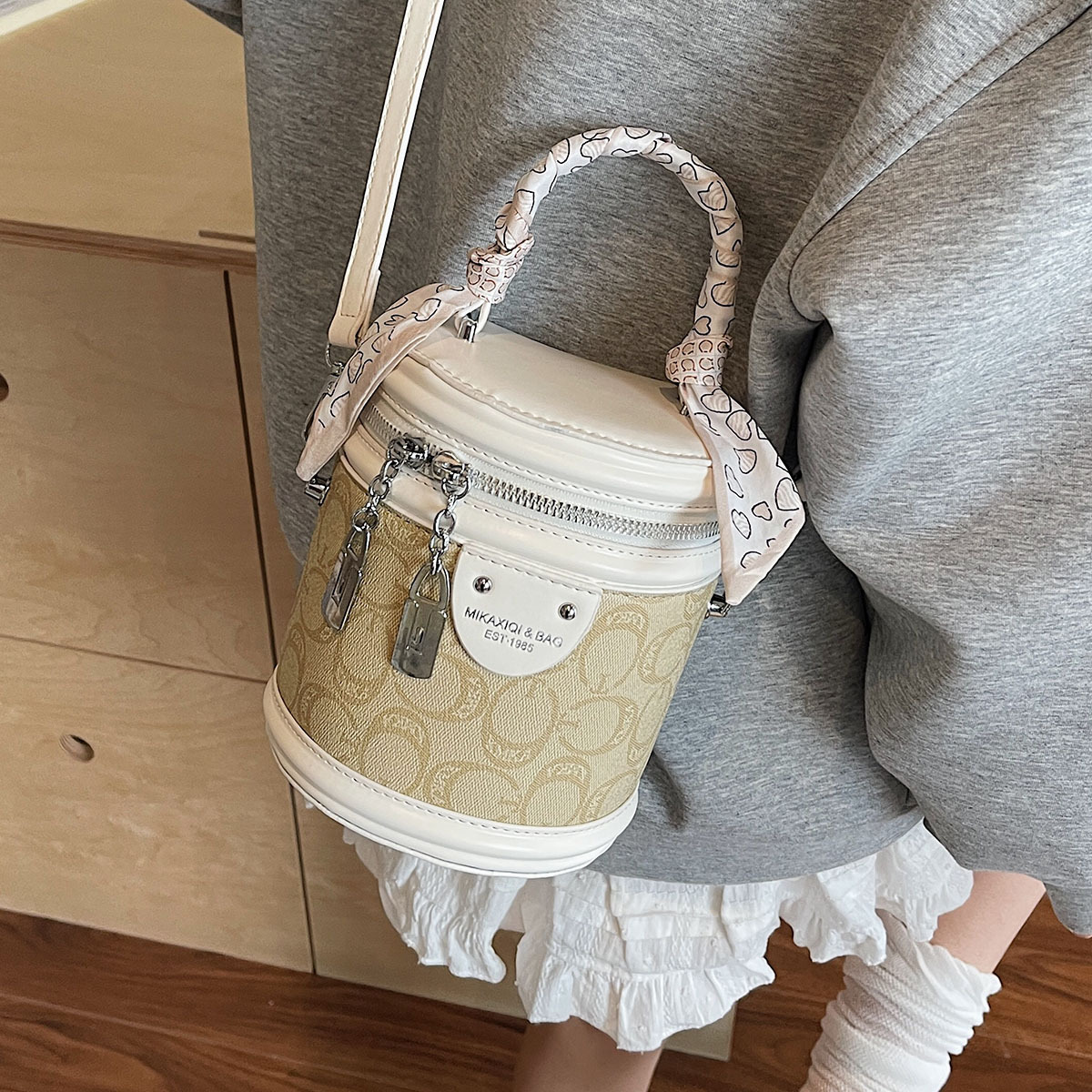 Summer bestsellers: Women's 2025 new color-blocking and versatile crossbody bag, fashionable and super popular hand-held bucket bag details Picture