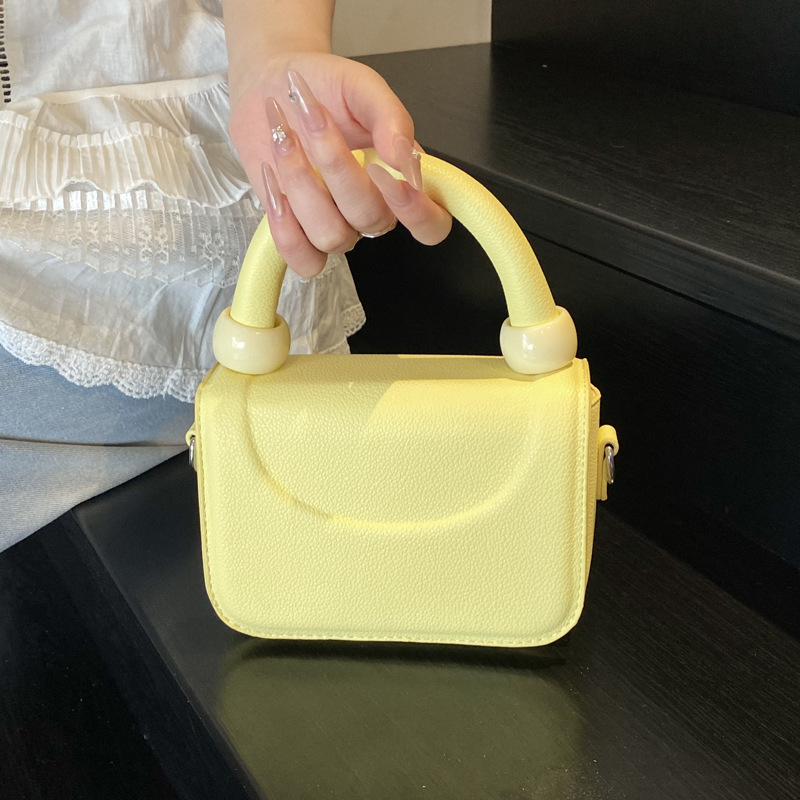 The new summer 2025 casual, trendy and niche design crossbody bag is a fashionable hand-held and shoulder-loaded small square bag full figure