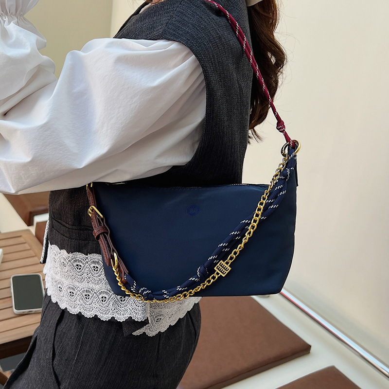 A new fashion and casual commuting nylon single-shoulder bag for women with a niche design in 2025, a casual French underarm bag details Picture