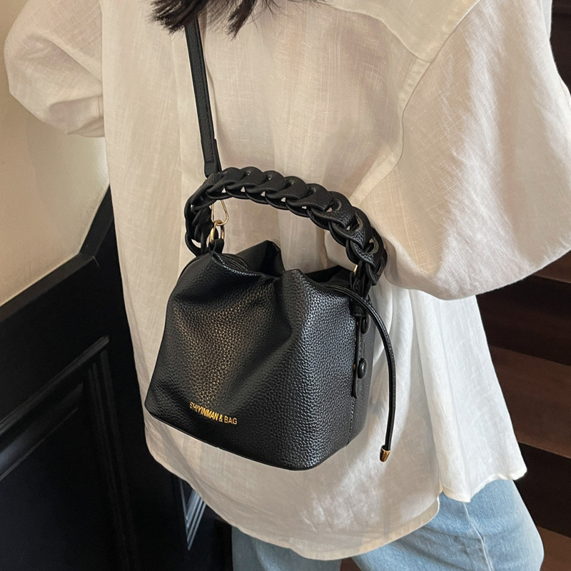 Korean style bucket bag 2025 Summer new style, trendy and versatile, women's crossbody, niche and super popular single-shoulder bag Application Scenario