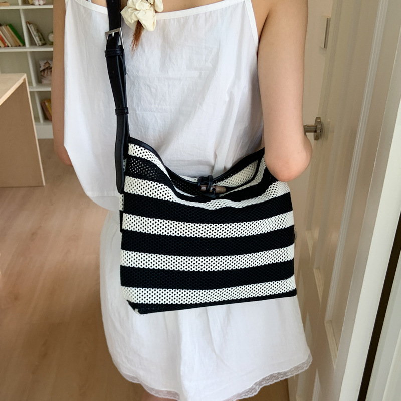 Ladies' tote bag: A unique, fashionable, casual and stylish 2025 new style, simple and stylish summer hand-held shoulder bag details Picture