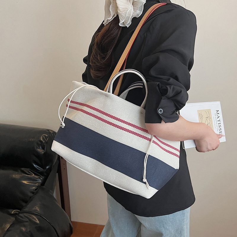 2025 Summer new beach bag shopping bag, hand-held laid-back style, fashionable and simple woven fabric bag, single-shoulder tote bag Application Scenario