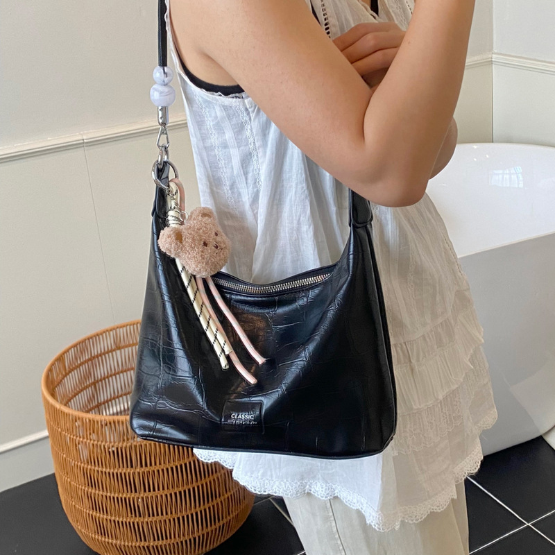 In the summer of 2025, crossbody bags, women's bags, single-shoulder bags, versatile casual bags, sports underarm bags, soft leather bags, dumplings, and women's bags Application Scenario
