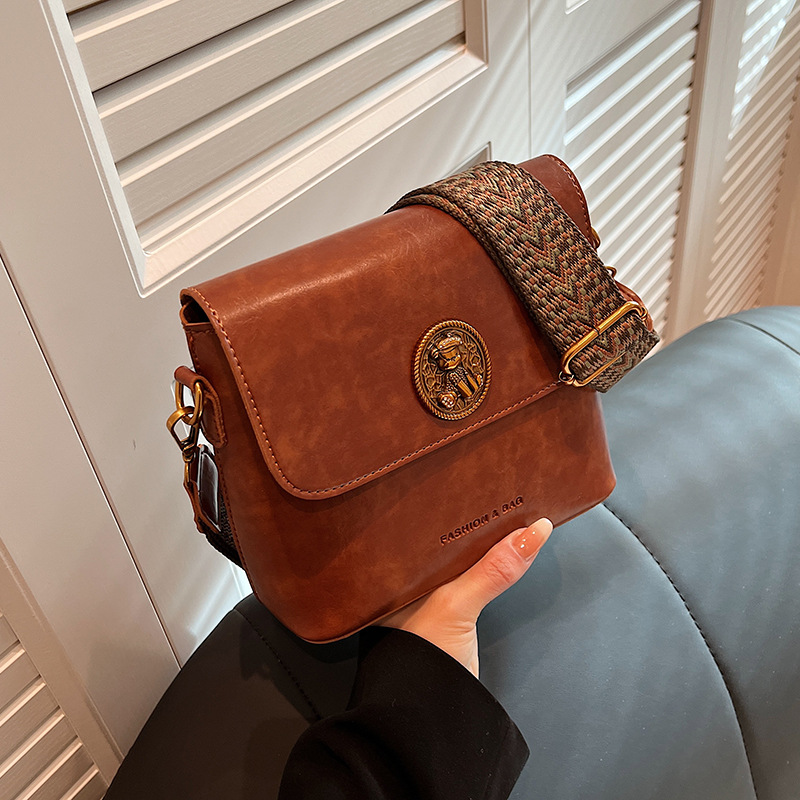 The new Maillard square bag with wide shoulder strap, a retro commuter crossbody bag for women in the Korean niche small bag market in Spring/Summer 2025 Application Scenario