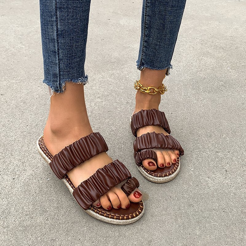 Large-sized flat-bottomed flip-flops for women in 2021, a fashionable and casual Korean-style women's one-shoulder beach sandal Application Scenario