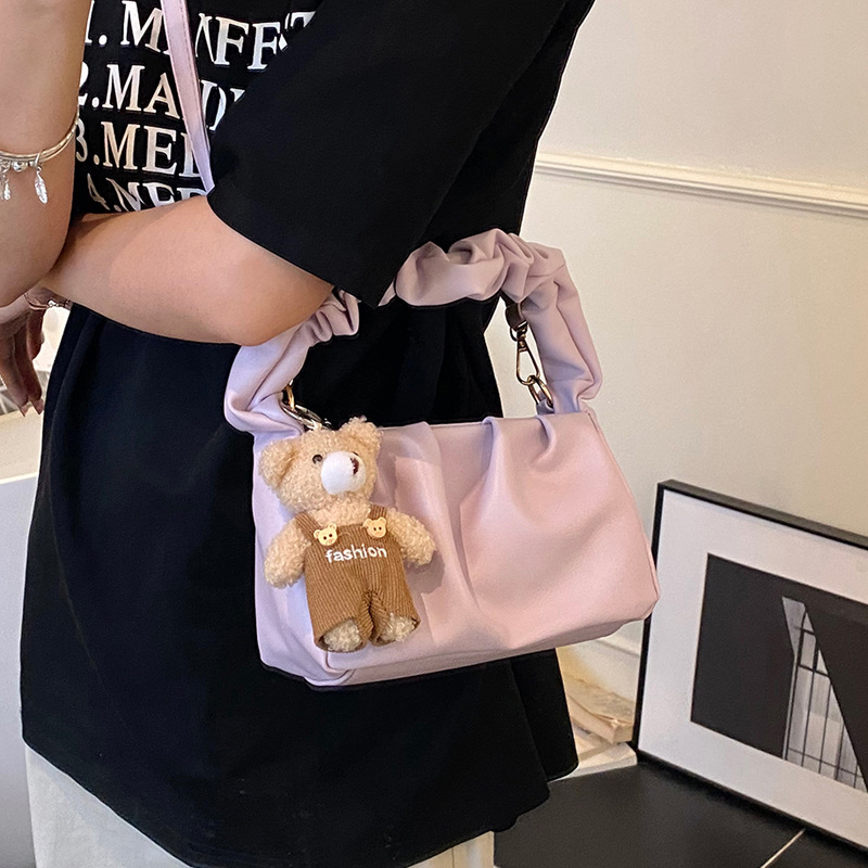 A simple and casual pleated hand-held shoulder bag for women in the summer of 2025, with a stylish and niche look, is a cross-body commuting bag Application Scenario