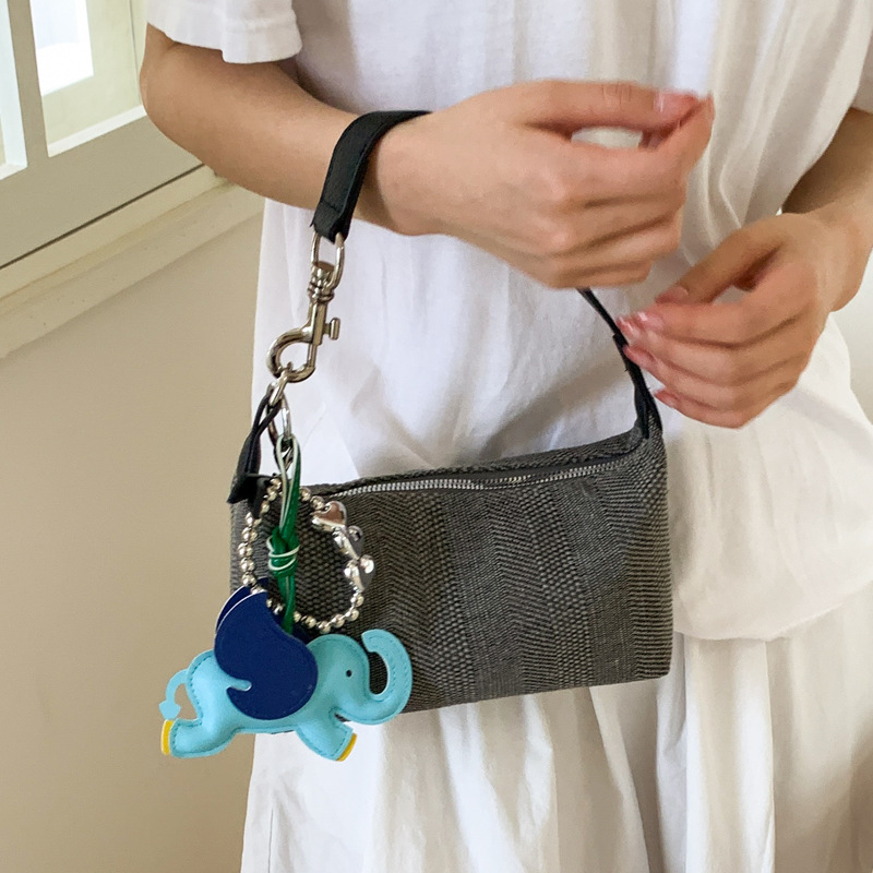 A simple, versatile, fashionable and trendy solid-color underarm bag for women, a new summer 2025 stylish and casual woven single-shoulder crossbody bag details Picture