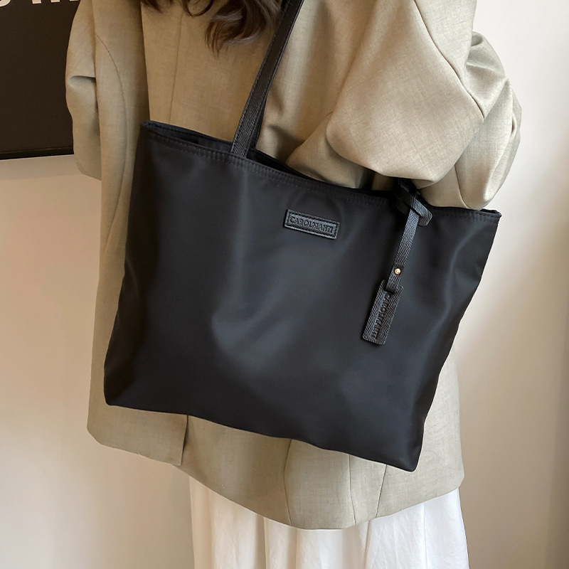 The new Korean-style trendy casual tote bag for women, Oxford fabric large-capacity single-shoulder bag 2025, exudes a sense of luxury details Picture