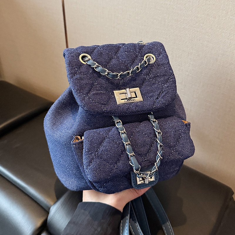 A stylish and casual 2025 summer new women's bag with a diamond-shaped chain, a commuting crossbody bag full figure