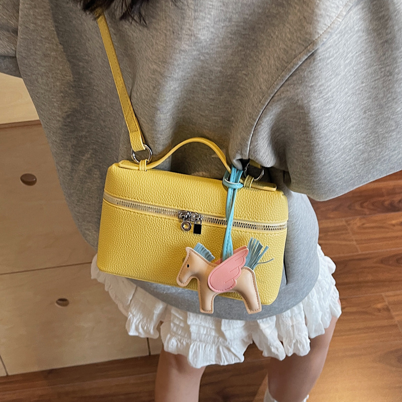 Single-shoulder bag 2025 Korean version, fashionable, simple, casual and versatile crossbody bag, European and American texture, niche and fashionable commuting bag Application Scenario