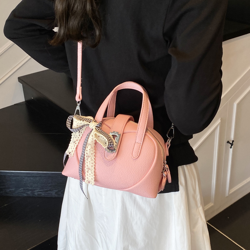 The 2025 new style of bags is a niche, fashionable, casual and simple heart-shaped small square bag. It's a women's hand-held crossbody bag and a trendy women's bag Specification drawing