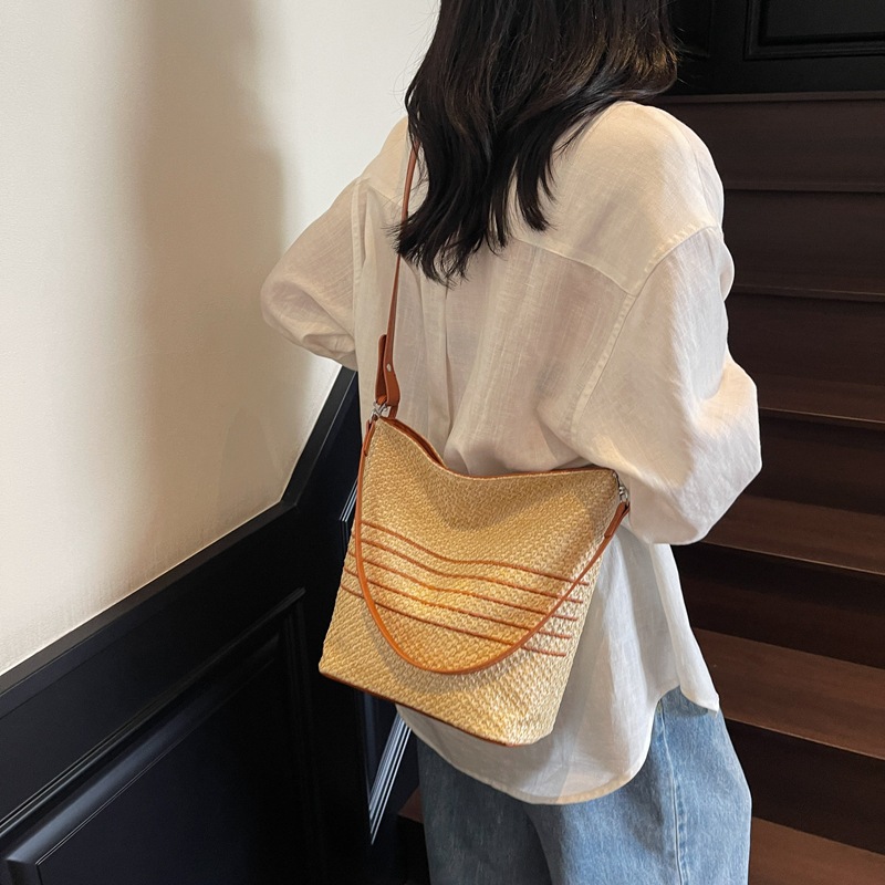 Bohemian hand-woven straw bag for women, large capacity 2025 new summer single-shoulder crossbody beach bag full figure