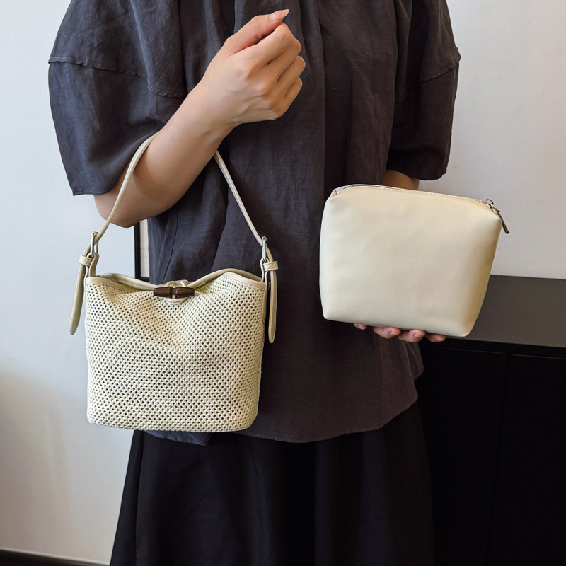 Korean style laid-back and relaxed bucket bag 2025 new summer versatile woven patchwork large capacity mother-and-child set bag Application Scenario