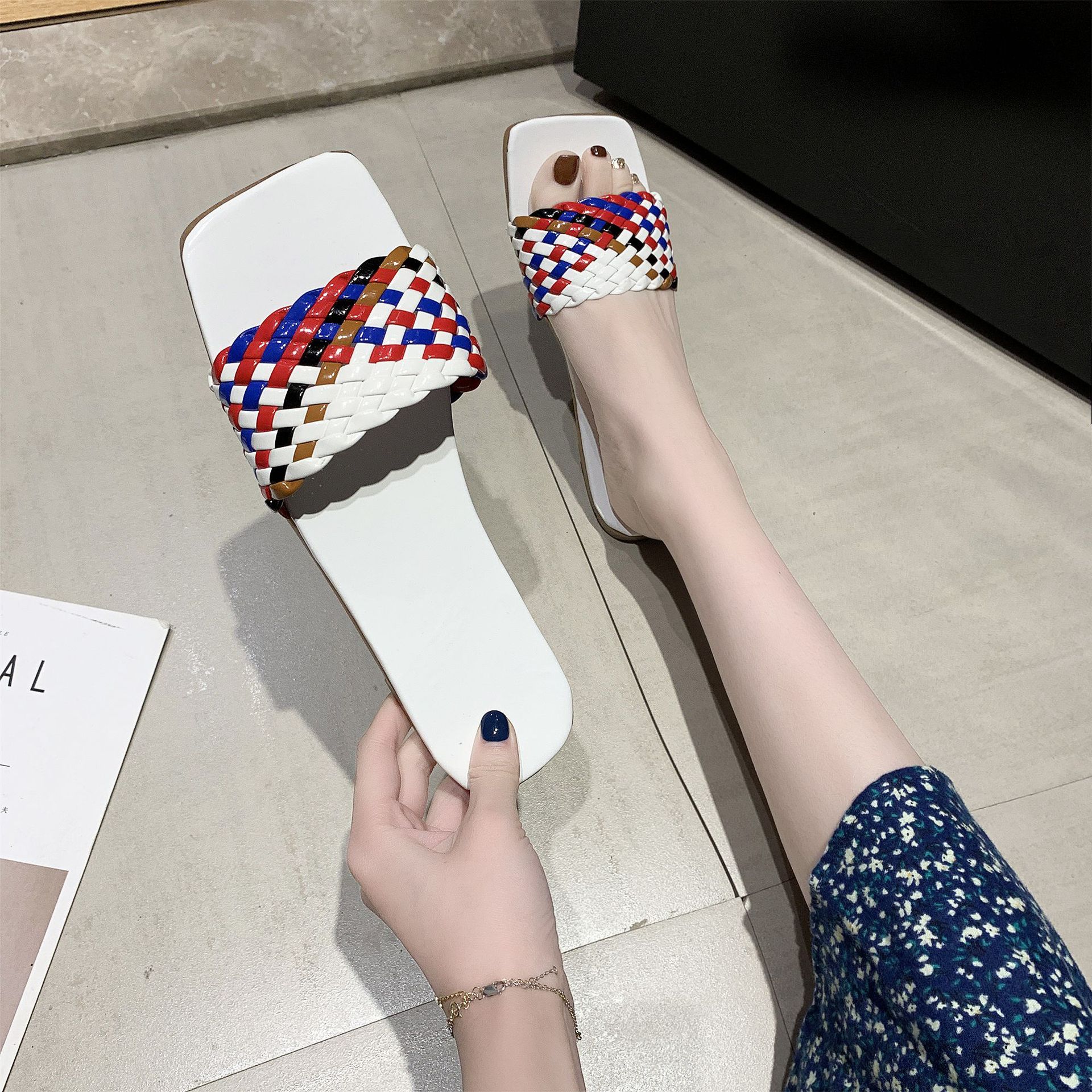 Amazon's new large-sized cool slippers for women, square-toed woven flat slippers, color-blocked street style fashionable women's shoes Application Scenario