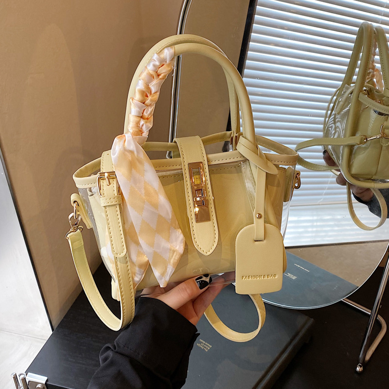 This year's popular women's handbag features a new, stylish and versatile hand-held crossbody bag with a Korean niche design and a bucket bag full figure