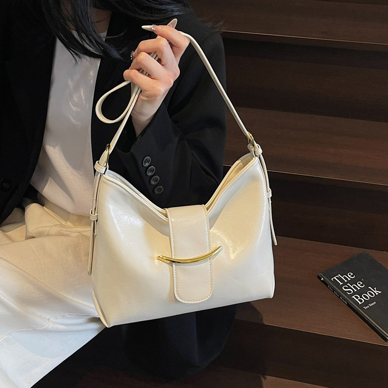 Soft leather retro-style bag, large-capacity women's bag, 2025 summer new trendy bucket bag, fashionable and elegant, single-shoulder crossbody bag details Picture