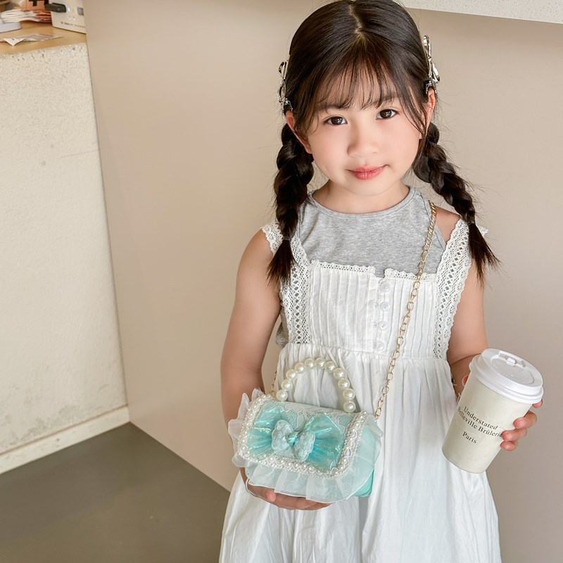 Children's chanel-style pearl handbag, fashionable cartoon girl shoulder bag, bow, versatile, baby coin purse, trendy Application Scenario