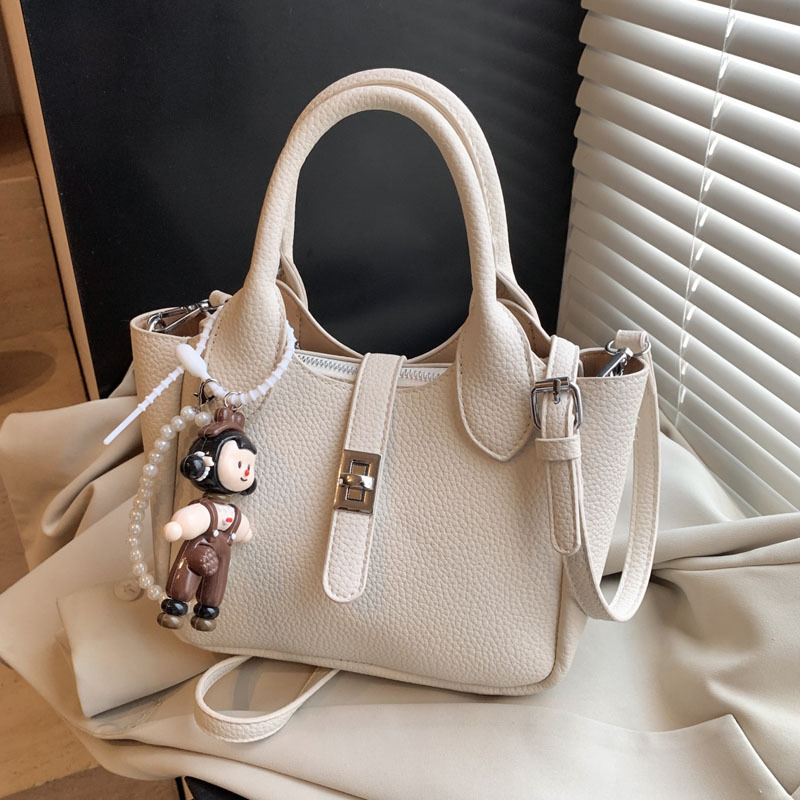 A new 2025 trendy and fashionable single-shoulder bag for beginners carrying bucket bags, a niche, simple and casual crossbody bag for women Application Scenario