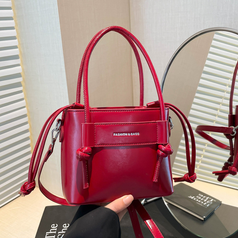 A new 2025 versatile, casual and simple large-capacity handbag for commuting, a lightweight solid color crossbody bag for women in summer full figure