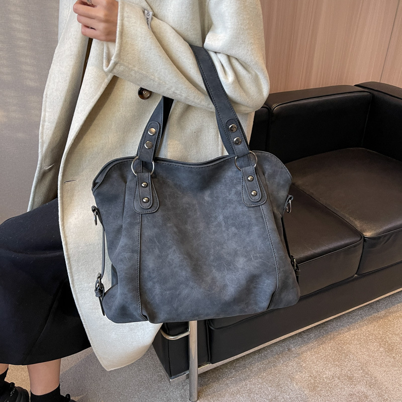 European Station Fashion commuter handbag for women 2022 New style casual single-shoulder bag, simple and elegant matte leather crossbody bag details Picture