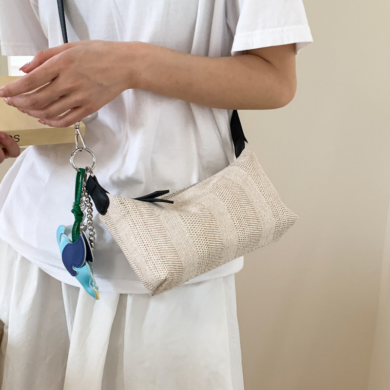 A simple, versatile, fashionable and trendy solid-color underarm bag for women, a new summer 2025 stylish and casual woven single-shoulder crossbody bag Specification drawing