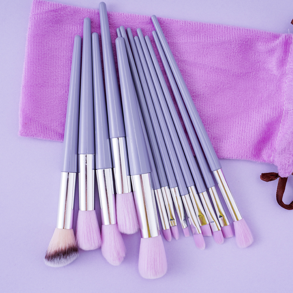 The 13-piece set of taro paste purple makeup brush, eyeshadow brush, blush brush, and powder brush is a complete set of super soft and portable beauty tools Application Scenario