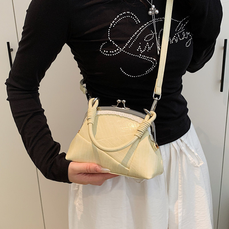 Fashionable and unique flap shell bag 2025 new style, versatile commuter shoulder bag, versatile handbag, stylish crossbody bag Application Scenario