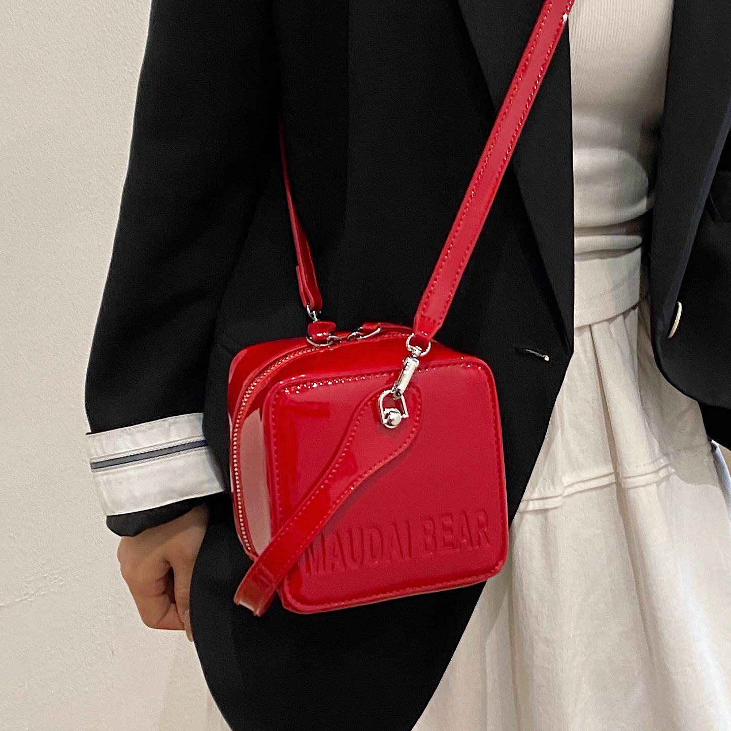 A new trendy and stylish handbag for women in 2025, featuring a red single-shoulder crossbody small square bag Specification drawing