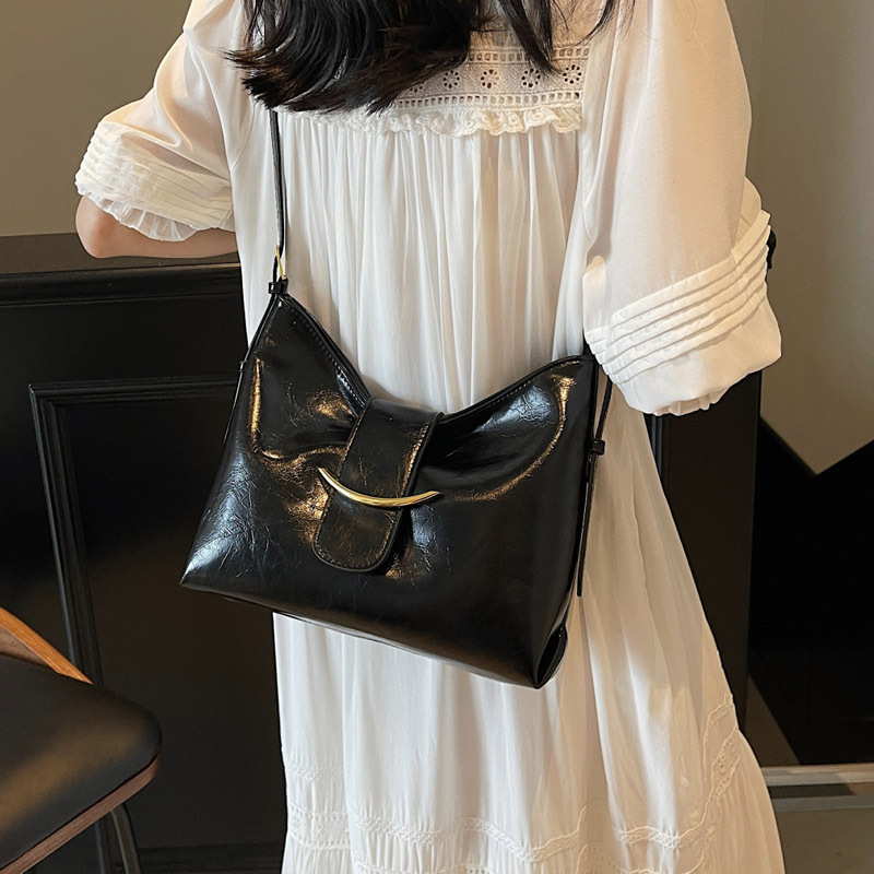 Soft leather retro-style bag, large-capacity women's bag, 2025 summer new trendy bucket bag, fashionable and elegant, single-shoulder crossbody bag Application Scenario