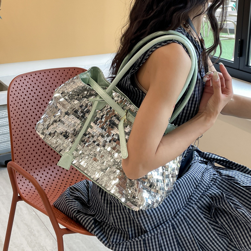 A niche design Korean version 2025 summer new single-shoulder crossbody bag for commuting, a shiny metal sequined tote bag for women details Picture