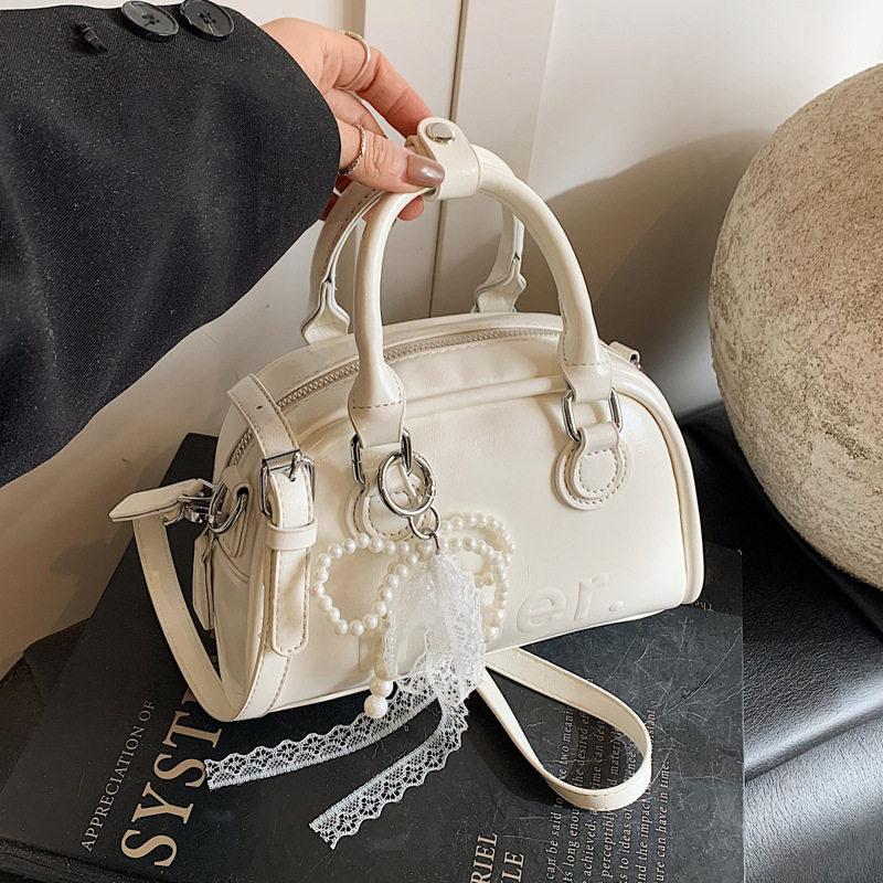 This year, Korean-style, stylish and simple hand-held bags with niche designs are in vogue. These are fashionable summer underarm bags for women's commuting full figure