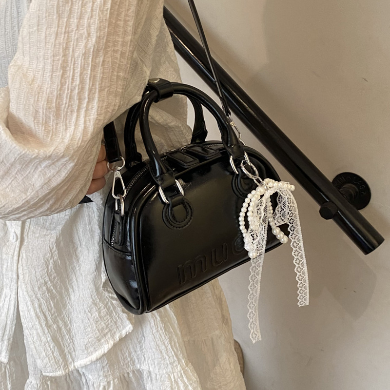 This year, Korean-style, stylish and simple hand-held bags with niche designs are in vogue. These are fashionable summer underarm bags for women's commuting Application Scenario