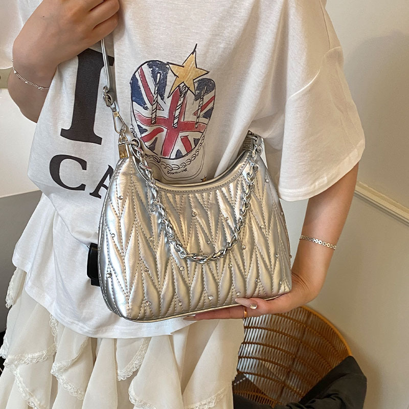 Fashionable diamond-encrusted diamond-shaped chain underarm bag 2025 Summer new style versatile daily commuting crossbody bag for women Application Scenario