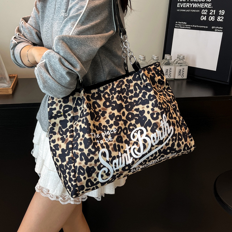 Korean version fashion tote bag 2025 New style women's laid-back style personality leopard print handbag retro large-capacity single-shoulder bag Application Scenario