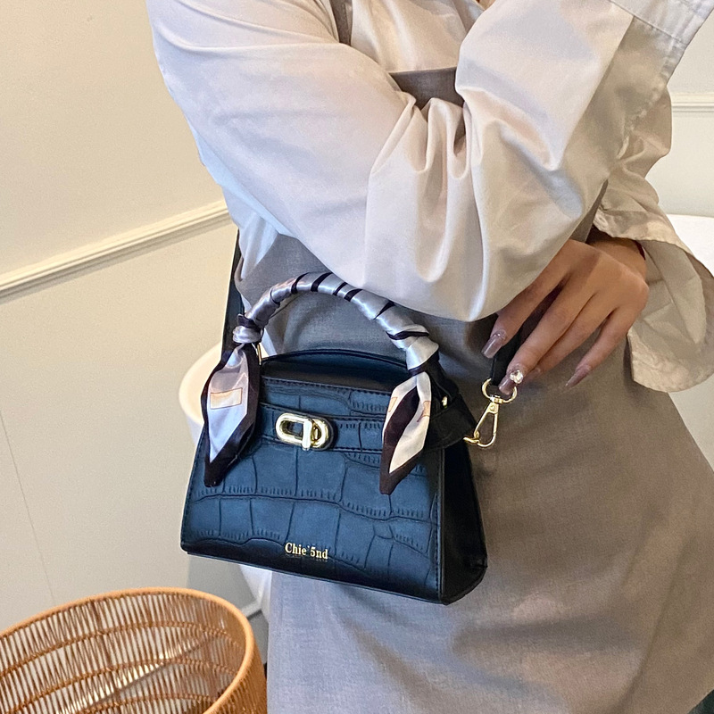 Korean niche handbag women's 2025 new summer casual commuting single-shoulder bag, popular solid color crossbody bag details Picture
