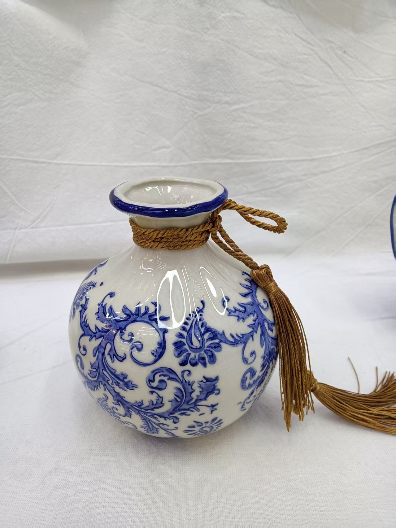 National trend exquisite ceramic vase decorative item, home decoration art piece, blue and white porcelain small and simple design floral arrangement vase Specification image
