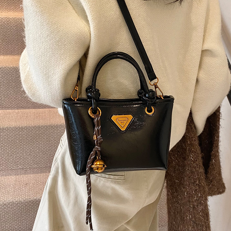 Autumn and winter fashion hand-held bucket bag for women, Korean retro and high-end style, versatile single-shoulder bag, 2024 niche casual women's bag Application Scenario