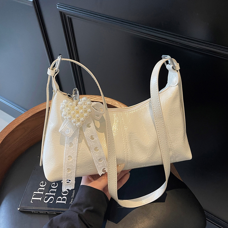 Korean style fashionable and stylish commuter underarm bag for women 2025 summer new casual, simple and gentle style single-shoulder crossbody bag full figure
