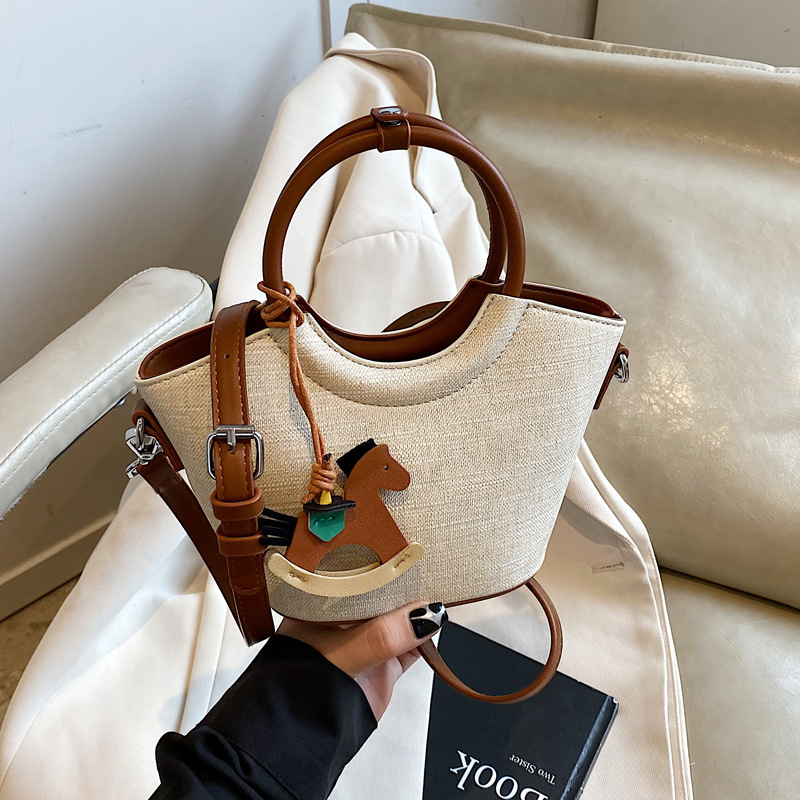 A niche design bucket bag 2025 summer trend new casual, simple, high-quality and fashionable women's single-shoulder crossbody bag full figure