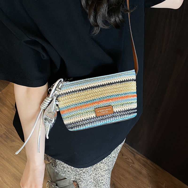 This year, the rainbow woven small bag is in vogue. It's a new summer model for girls in 2025, a trendy single-shoulder bag with contrasting colors and a crossbody bag details Picture