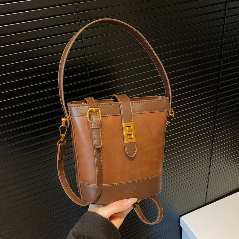 A retro color-blocking and textured hand-held bucket bag for women, a new 2024 trendy and fashionable small bag, a crossbody bag Specification drawing