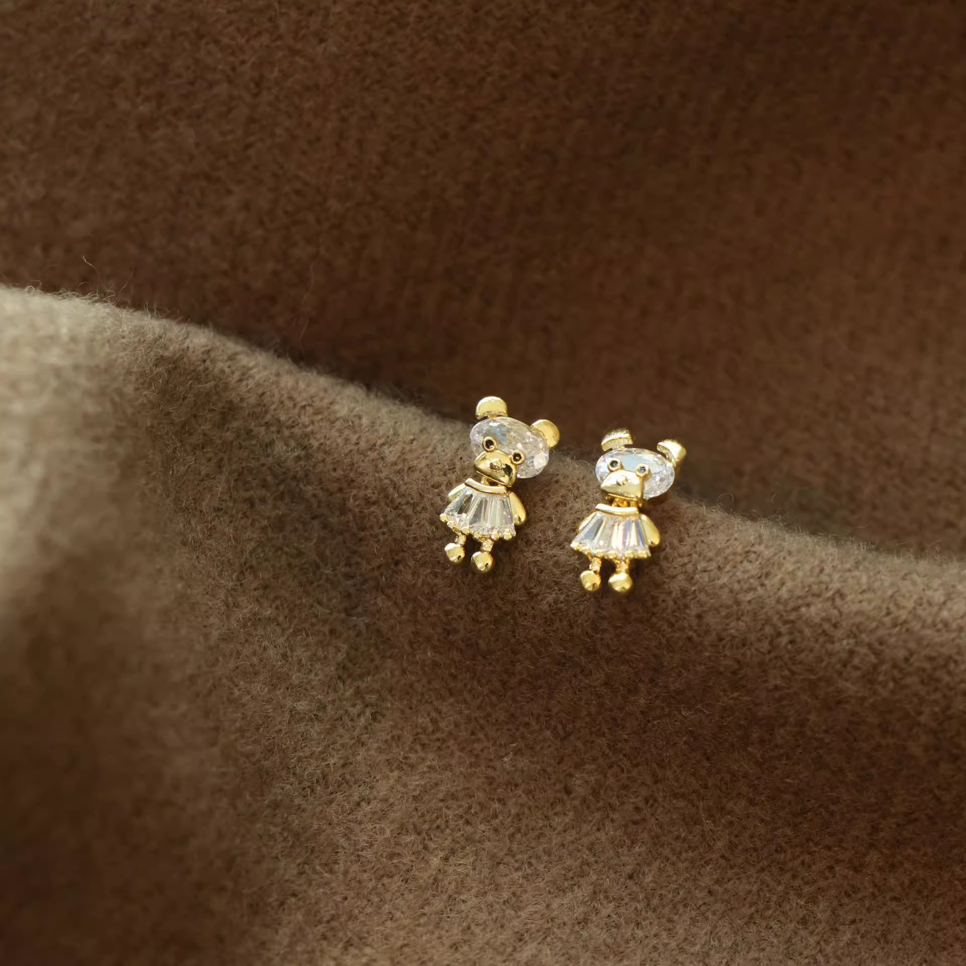 Xuhui brand exquisite and light luxury copper plated with real gold and zircon inlaid 925 silver needle bear dynamic design fashionable stud earrings details Picture