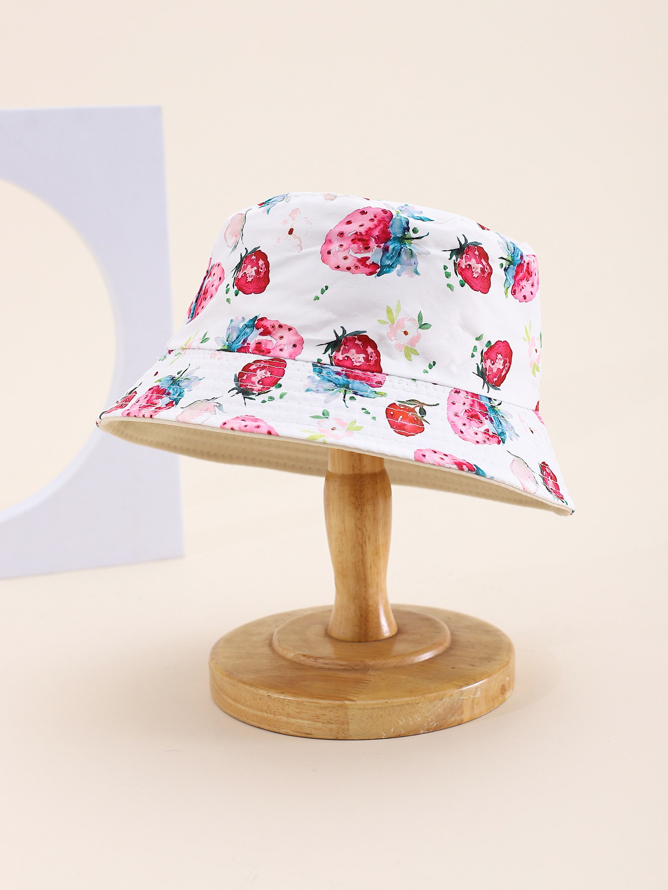 This is a popular children's strawberry-printed double-sided fisherman's hat for spring and summer. It's cute, cartoon, classic and versatile. It's a unique children's double-sided fisherman's hat with a pier circumference of 54CM Specification drawing