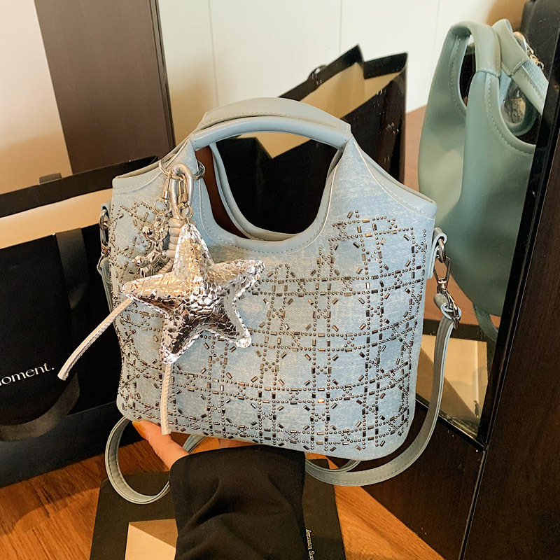 A niche design, fashionable and versatile single-shoulder hand-carry commuter bag for women, a new summer 2025 simple crossbody bucket bag full figure