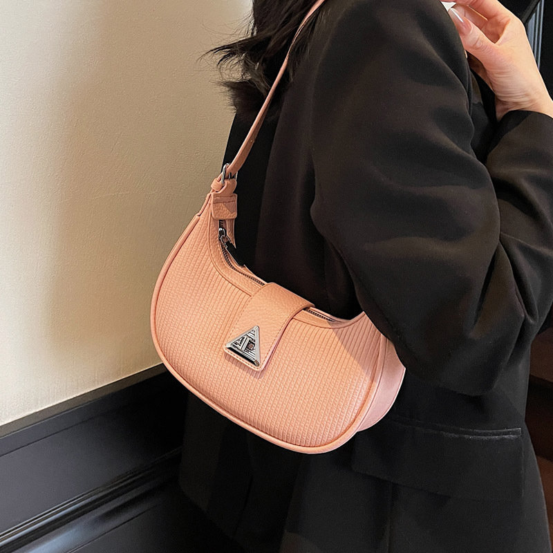 The 2025 new underarm bag for women is a simple and versatile single-shoulder crossbody bag. It is a popular and niche designer crescent-shaped women's bag Specification drawing