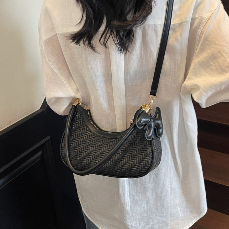 This is a new, trendy and fashionable, simple and retro commuting bag for women in 2025, featuring a soft leather bag with a high-quality texture Specification drawing