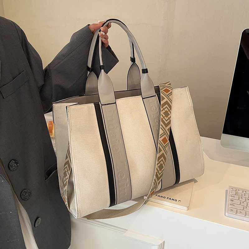 New Spring 2023 fashionable canvas bag, Korean style Instagram large-capacity handbag, women's commuter single-shoulder crossbody tote bag full figure