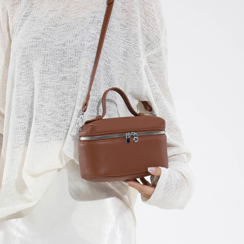 The new Korean-style fashionable handbag in 2025 features a simple candy-colored, stylish small square bag with a laid-back and casual crossbody style Application Scenario