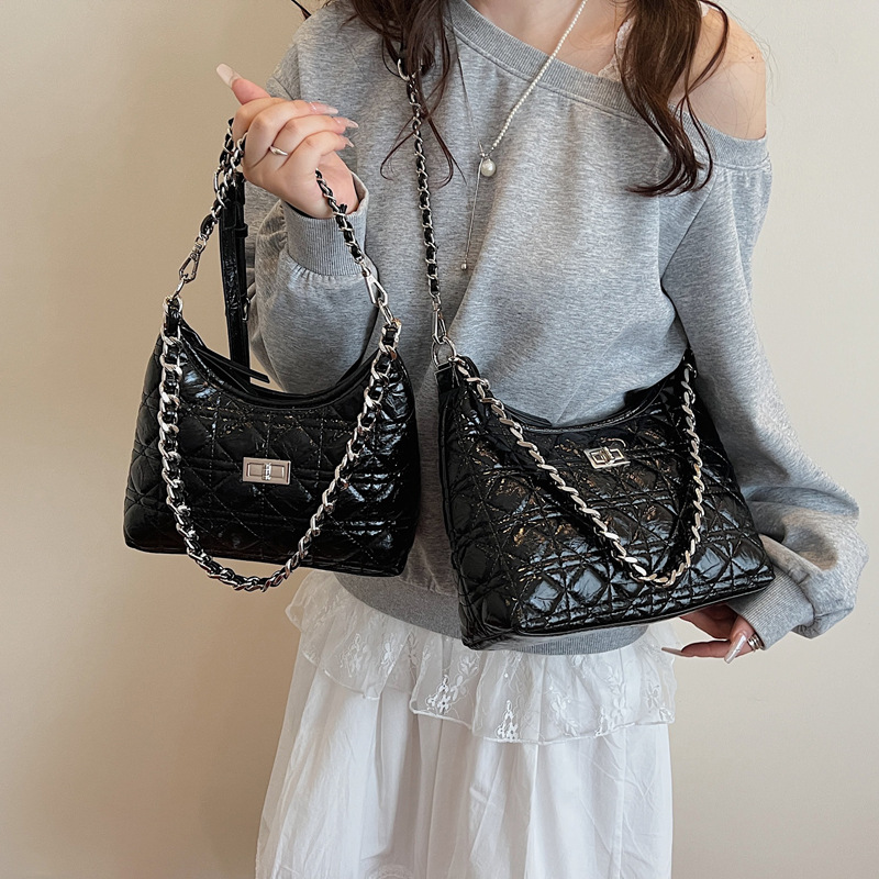Retro and trendy diamond-patterned 2025 summer chain bucket bag for women, a new versatile underarm bag and single-shoulder crossbody bag for commuting Application Scenario