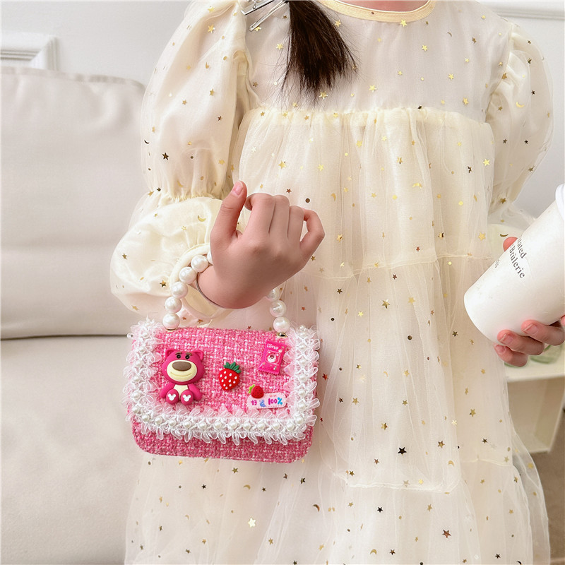 New versatile children's strawberry bear small square bag, stylish princess handbag, Korean version girl chain single-shoulder crossbody bag Application Scenario